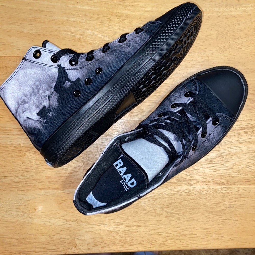 NWOT RAAD DARK NIGHT HOWLING WOLF HI TOPS